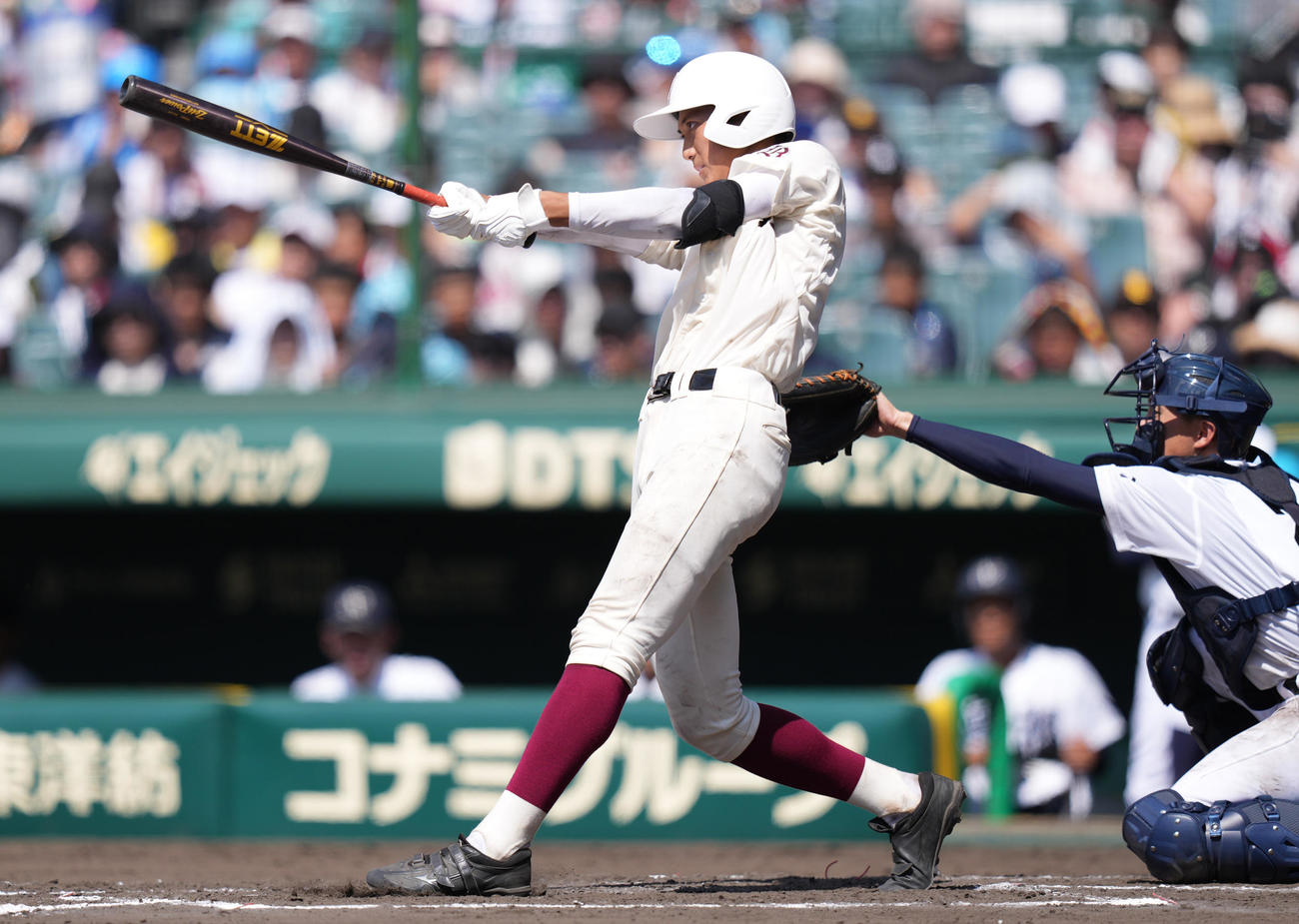 早実対鳴門渦潮　7回表早実2死一、三塁、左前適時打を放つ山中（撮影・鈴木みどり）