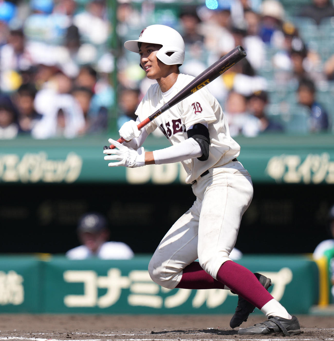 早実対鳴門渦潮　7回表早実2死一、三塁、左前適時打を放つ山中（撮影・鈴木みどり）