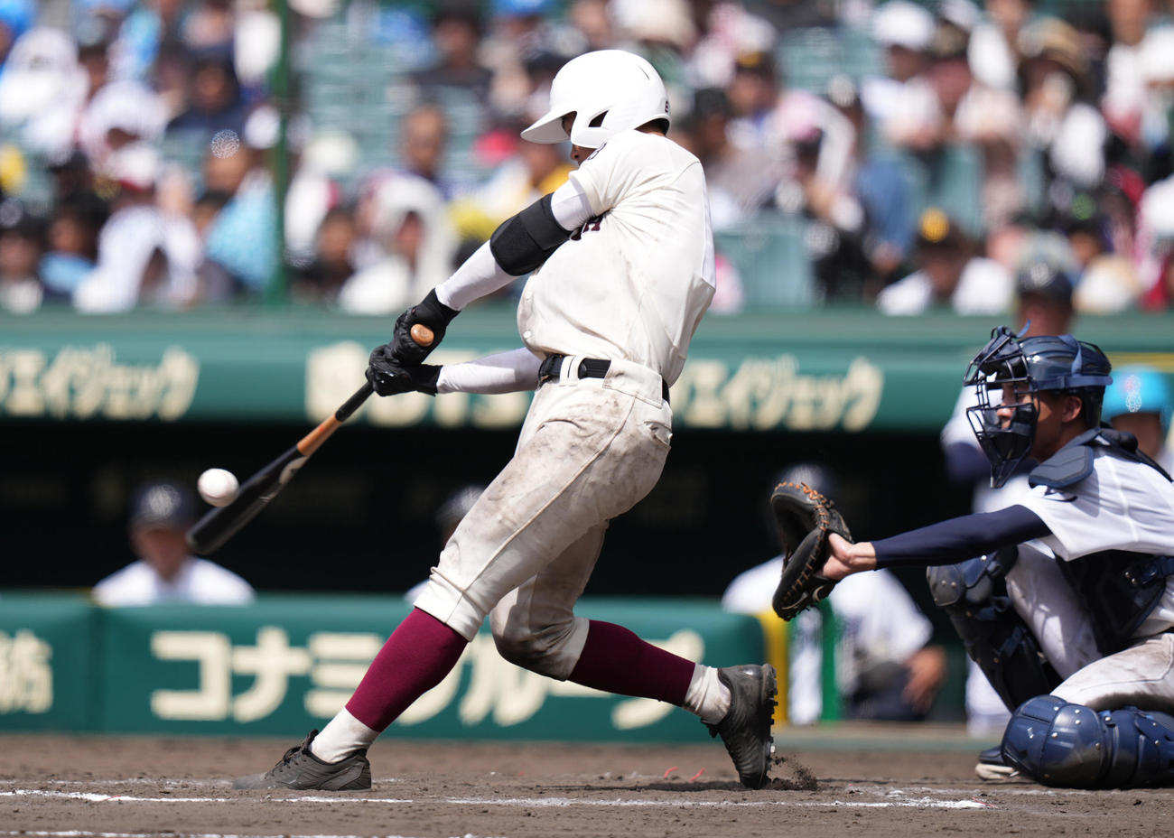 早実対鳴門渦潮　8回表早実2死、左前打を放つ宇野（撮影・鈴木みどり）