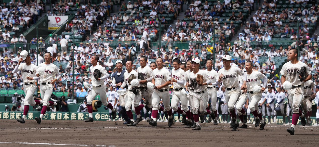 早実対鳴門渦潮　鳴門渦潮に勝利し、駆け出す早実ナイン（撮影・鈴木みどり）