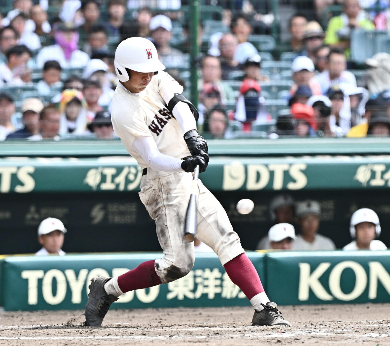 早実対鳴門渦潮　8回表早実2死、宇野は左前打を放つ（撮影・滝沢徹郎）