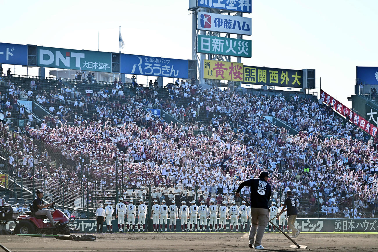 早実対鳴門渦潮　試合前に応援団にあいさつする早実の選手たち（撮影・滝沢徹郎）