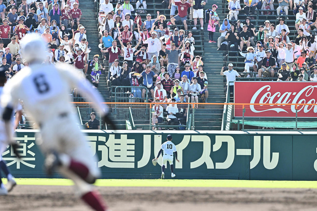 早実対鳴門渦潮　2回表早実2死満塁、宇野（手前）の左越え3点適時二塁打に盛り上がるファン（撮影・滝沢徹郎）