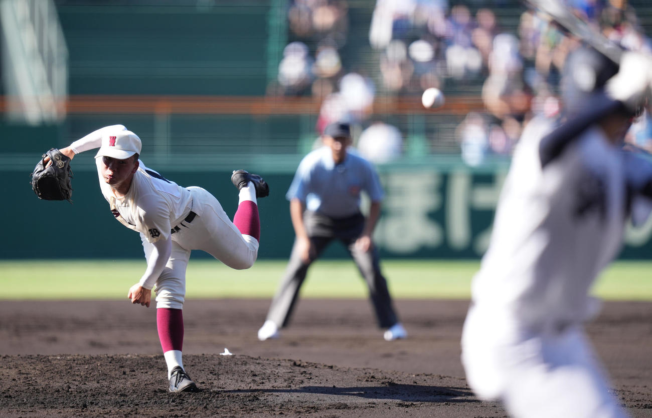早実対鳴門渦潮　先発し力投する早実・中村（撮影・鈴木みどり）