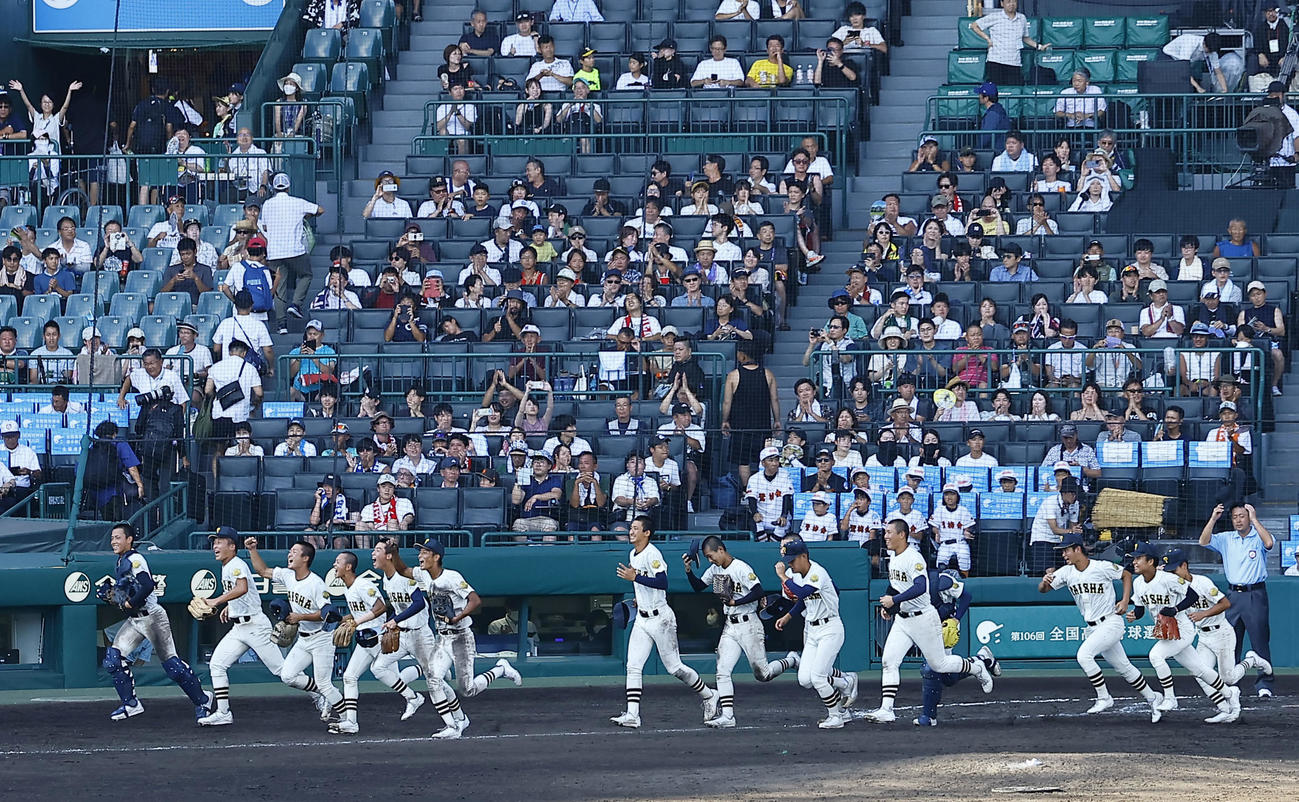 大社対報徳学園　報徳学園に勝利し、駆けだす大社ナイン（撮影・藤尾明華）
