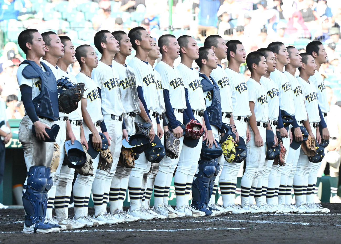 大社対報徳学園　報徳学園に勝利し校歌を歌う大社ナイ（撮影・石井愛子）
