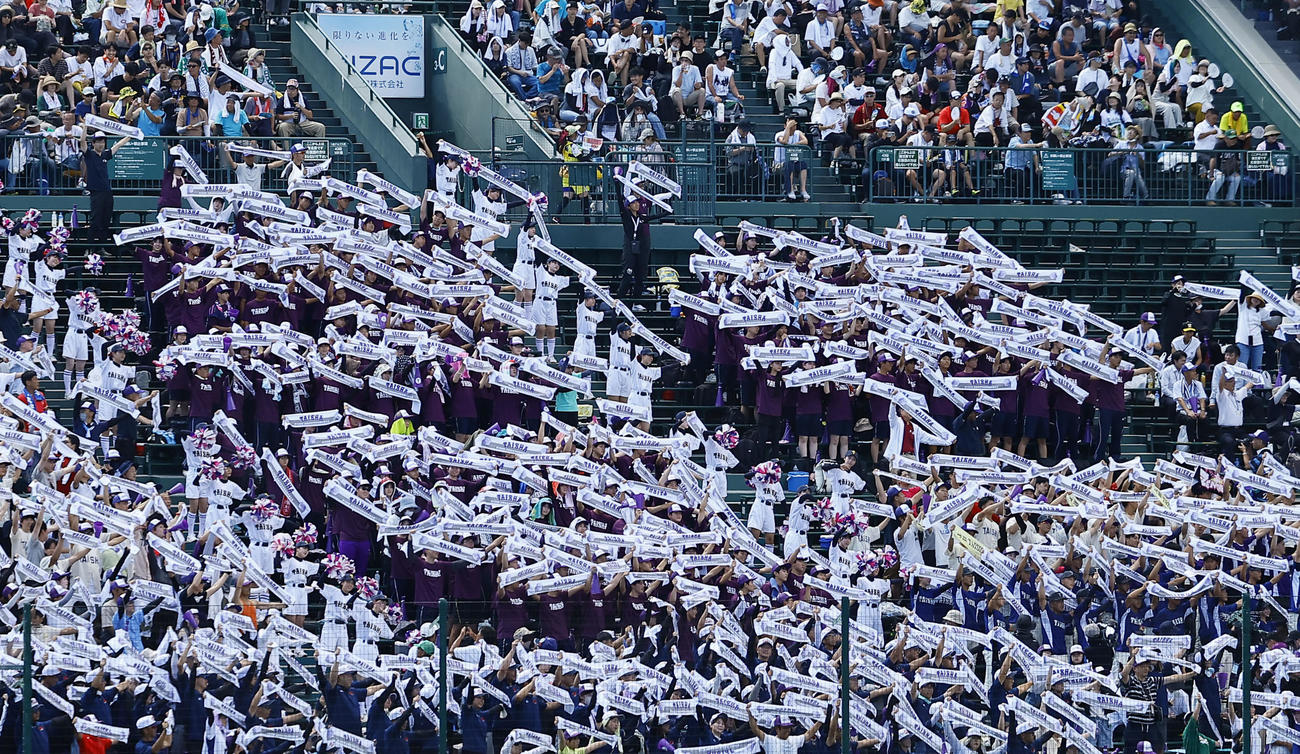 大社対報徳学園　選手を応援する大社のアルプススタンド（撮影・藤尾明華）