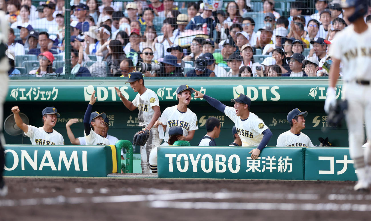 大社対報徳学園　7回表大社2死一、二塁、園山は左前適時打で盛り上がる大社の選手ら（撮影・上山淳一）