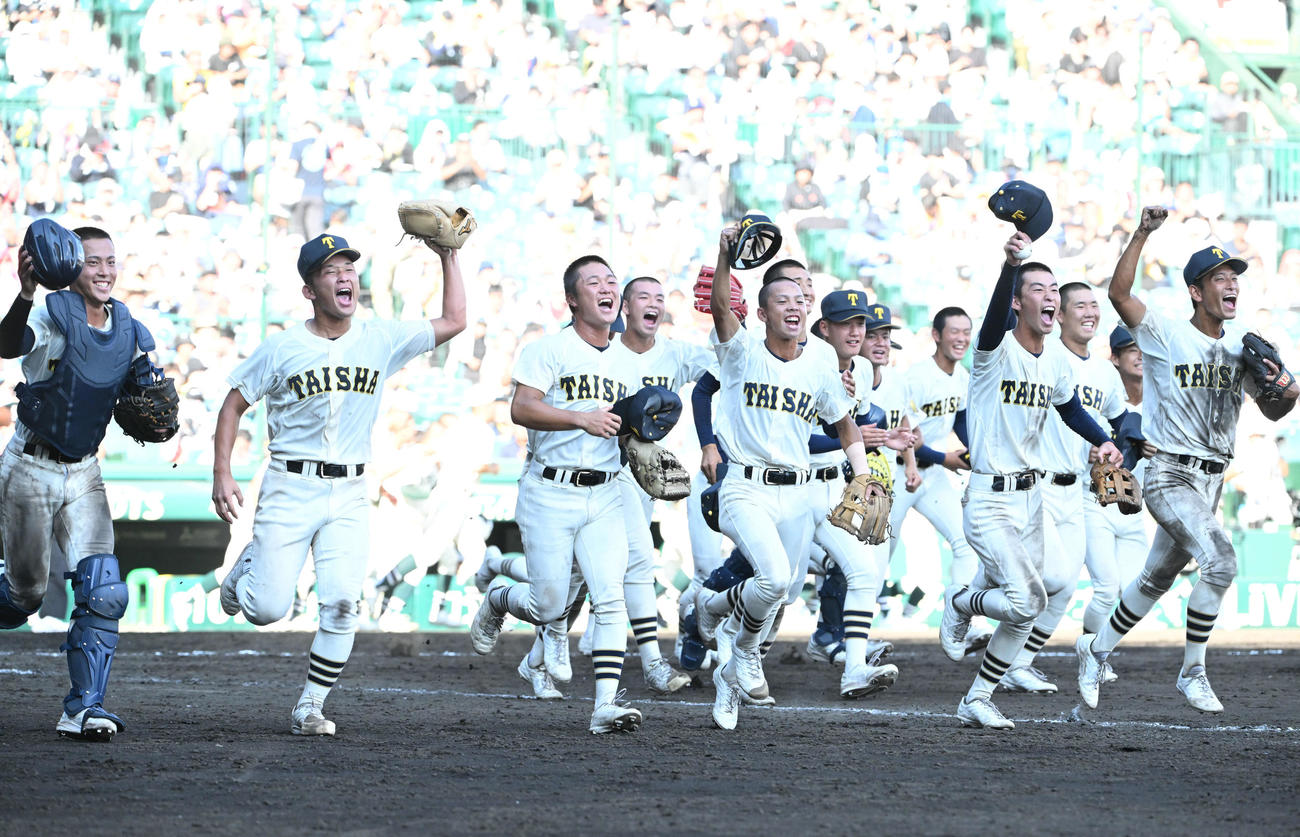 大社対報徳学園　報徳学園に勝利しアルプスに駆け出す大社ナイン（撮影・石井愛子）