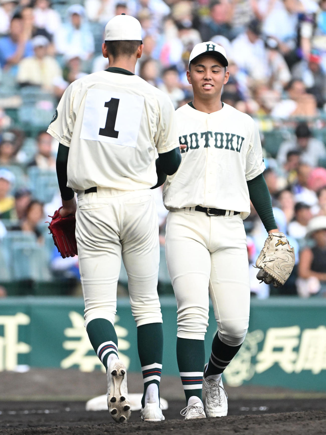 大社対報徳学園　7回途中で降板する報徳学園の今朝丸裕喜（左）、登板する間木歩（撮影・石井愛子）