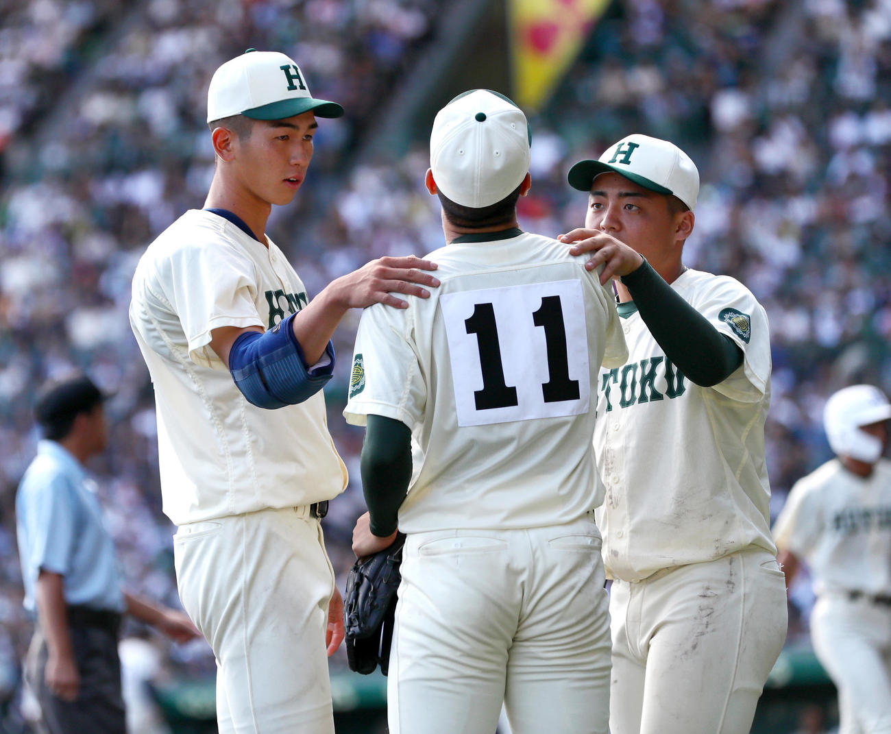 大社対報徳学園　8回表のマウンドに向かう報徳学園・伊藤（手前）に声を掛ける今朝丸（左）（撮影・上山淳一）