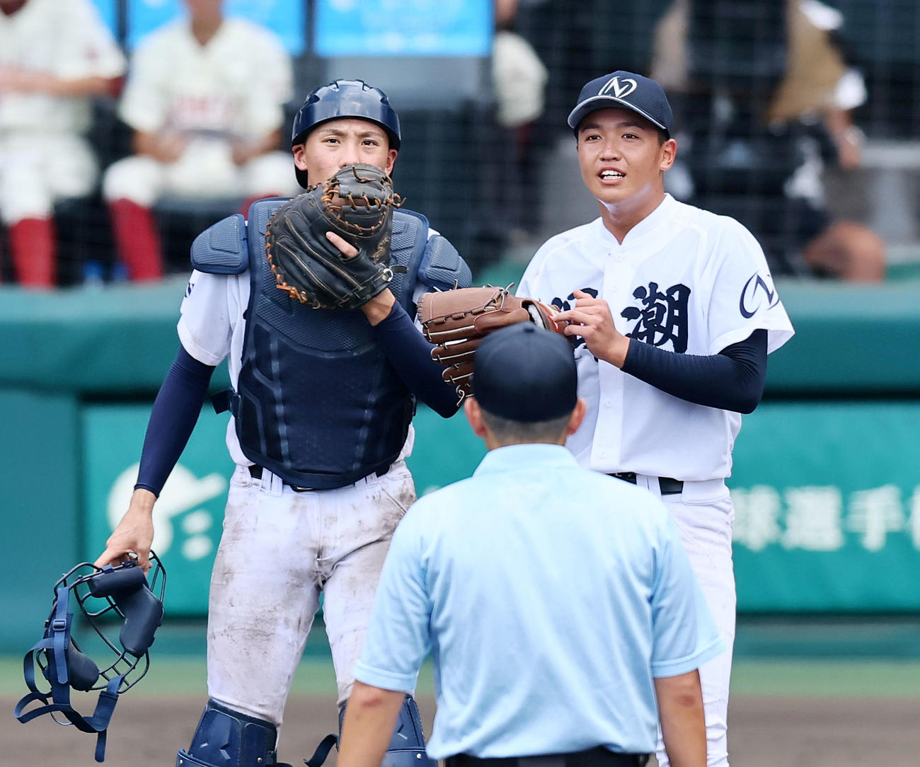 早実対鳴門渦潮　9回裏、マウンドで白い歯を見せる鳴門渦潮・岡田。左は捕手藤原（撮影・加藤哉）