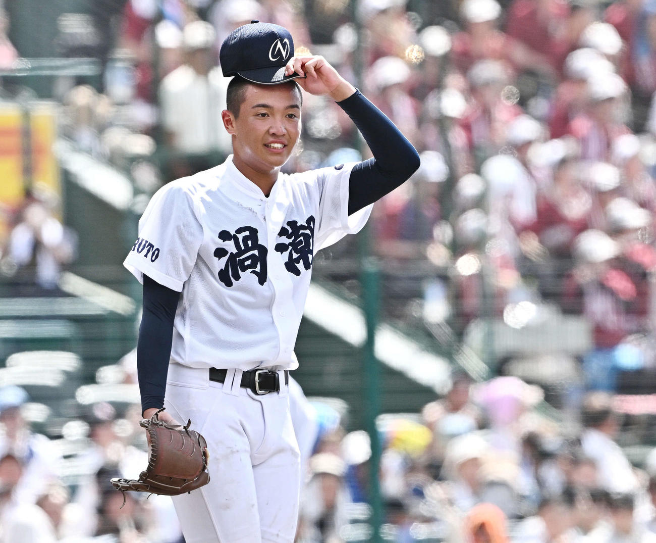早実対鳴門渦潮　7回表、追加点を許した鳴門渦潮先発岡田は帽子をかぶりなおす（撮影・滝沢徹郎）