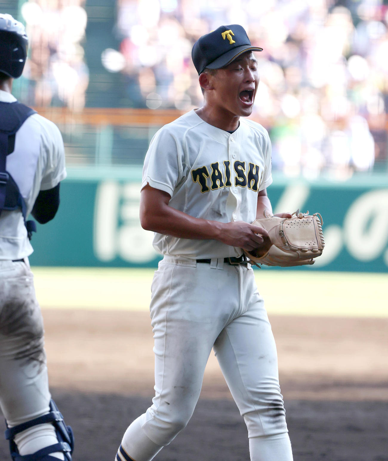 大社対報徳学園　報徳学園に勝利し喜ぶ大社エース馬庭（撮影・上山淳一）