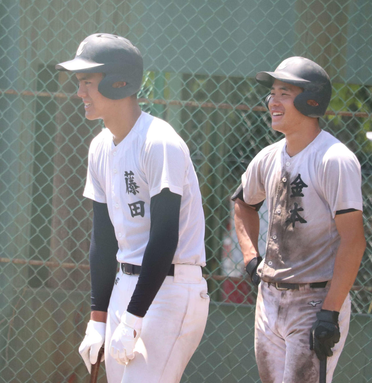 甲子園初戦の前日練習で打撃練習に参加する東海大相模・藤田（左）と金本（撮影・佐瀬百合子）