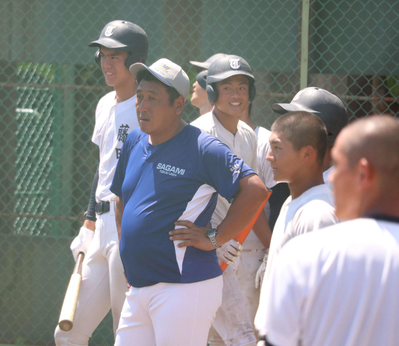 甲子園初戦の前日練習で指導する東海大相模・原監督（撮影・佐瀬百合子）