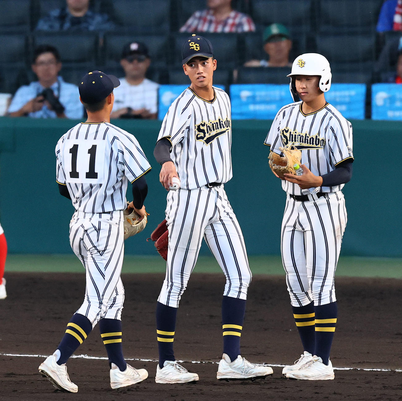 白樺学園対創成館　8回途中、神谷（左）にボールを渡し、降板する白樺学園・半沢（中央）（撮影・藤尾明華）