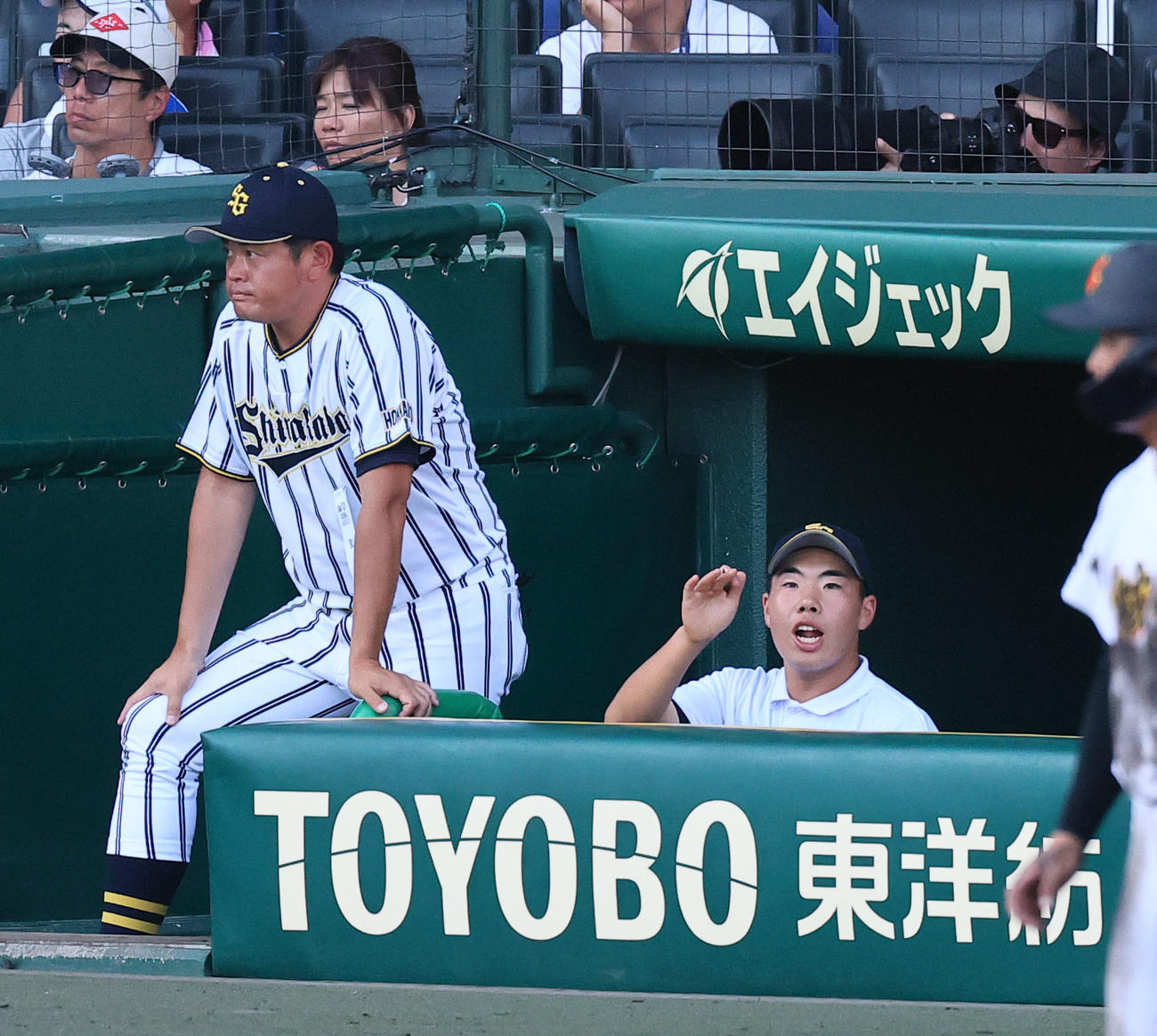 白樺学園対創成館　ベンチから声を出す白樺学園の記録員久保翔馬さん（右）（撮影・藤尾明華）