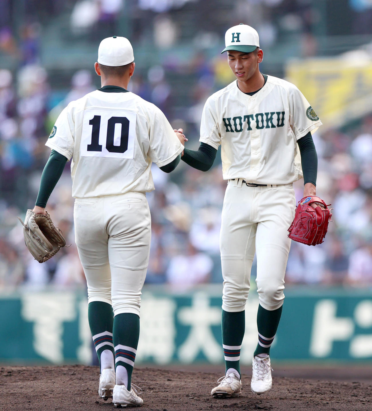 大社対報徳学園　7回表大社2死一、二塁、園山に左前適時打を浴びた今朝丸（右）は間木にマウンドを託しベンチへ引き揚げる（撮影・上山淳一）