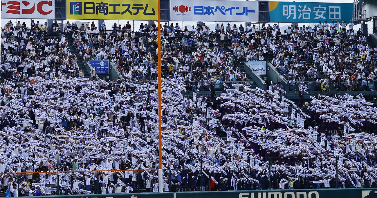 大社対報徳学園　選手を応援する大社のアルプススタンド（撮影・藤尾明華）