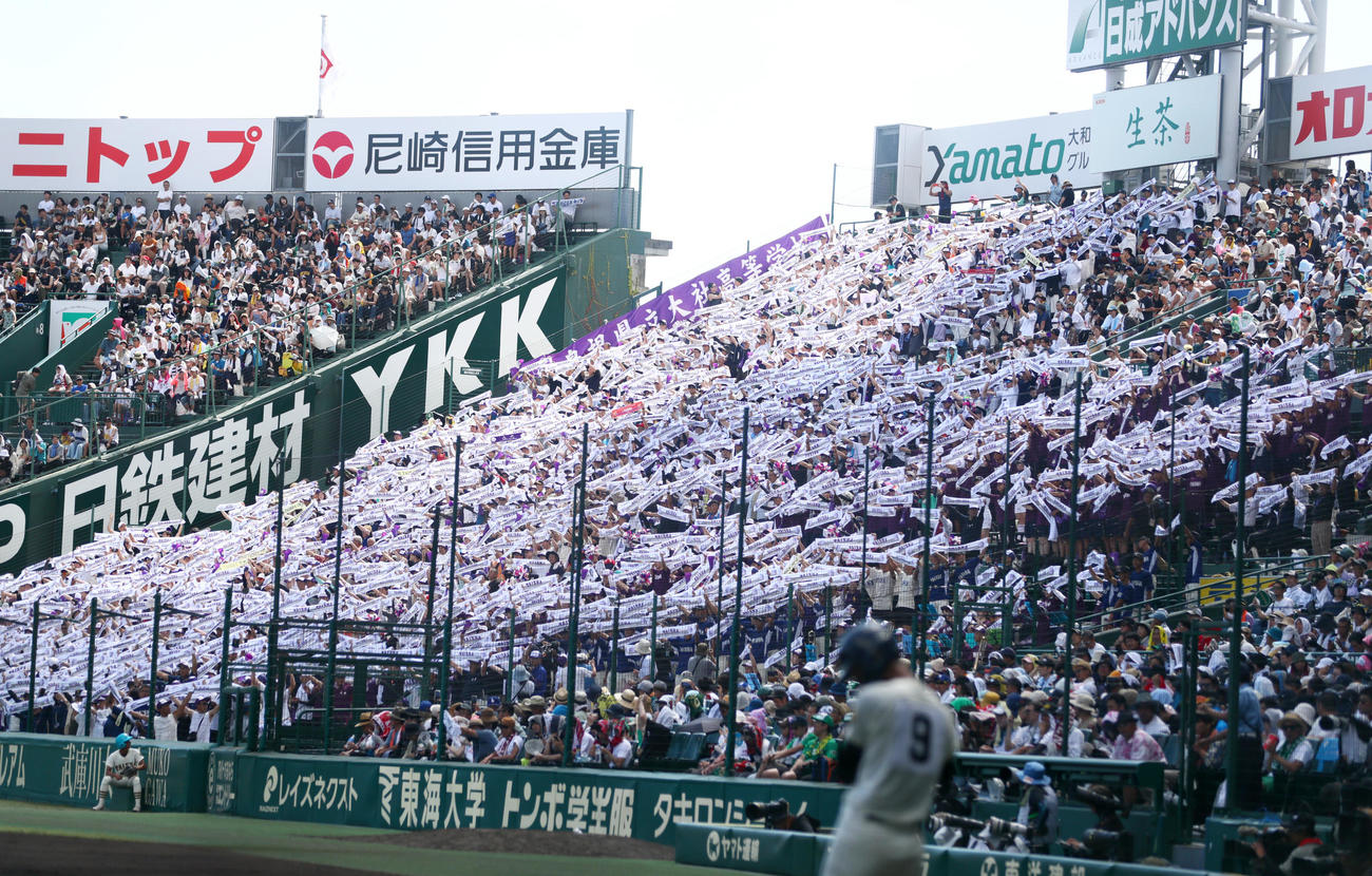 大社対報徳学園　グラウンドの選手らに声援を送るアルプスの大社応援団（撮影・上山淳一）