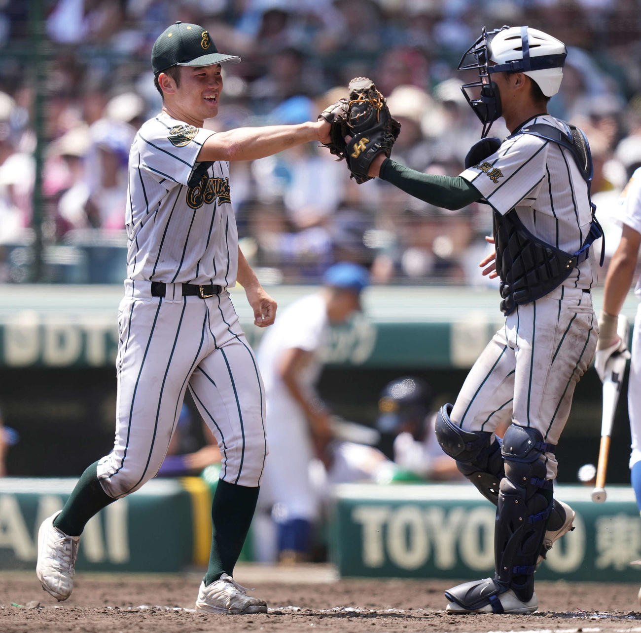 鶴岡東対聖光学院　完投勝利し、億田（右）とタッチを交わす鶴岡東・桜井（撮影・鈴木みどり）