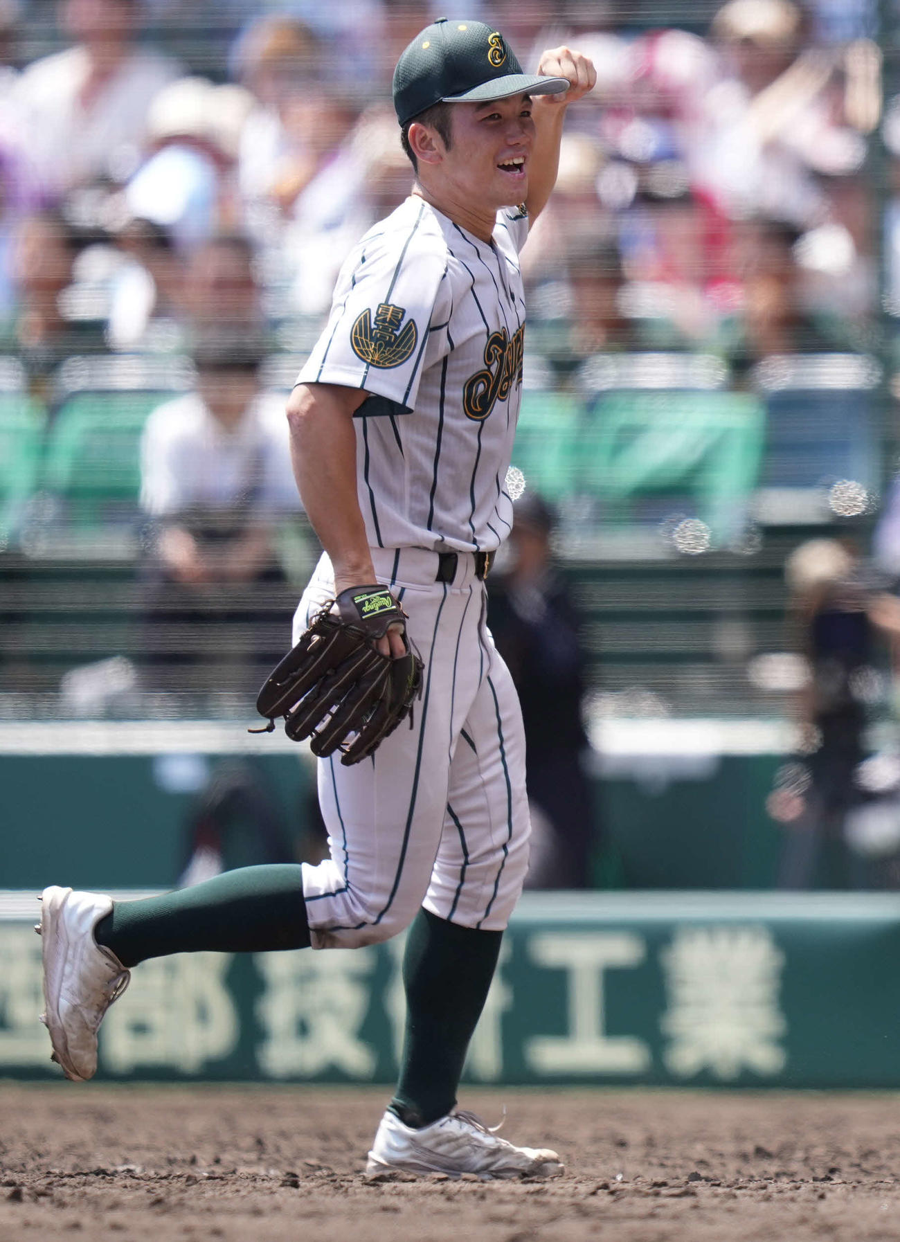 鶴岡東対聖光学院　完投勝利し、ガッツポーズする鶴岡東・桜井（撮影・鈴木みどり）