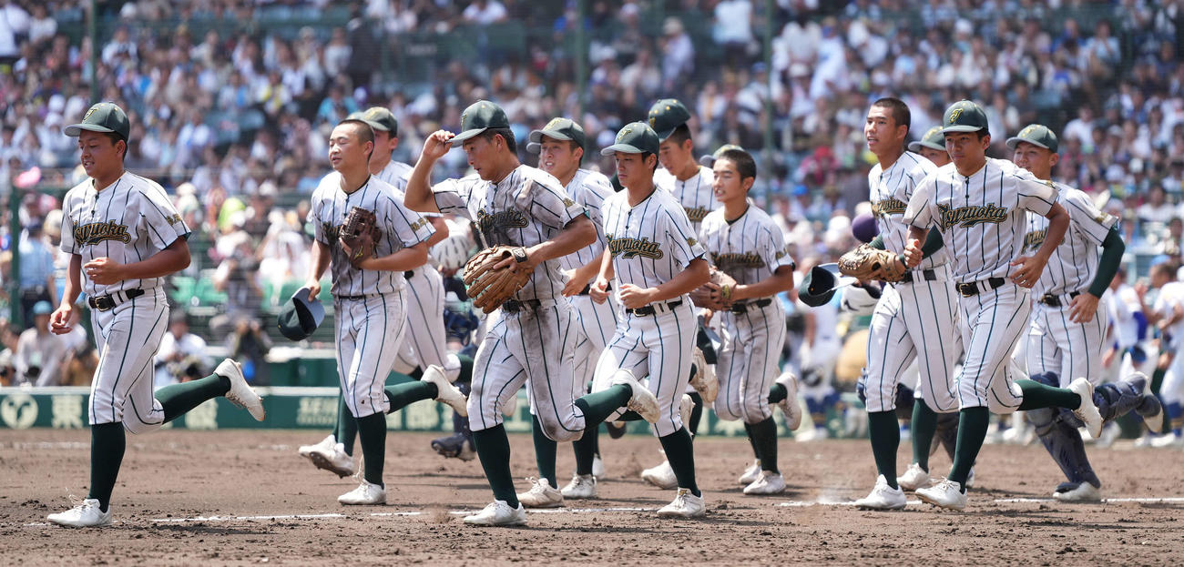 鶴岡東対聖光学院　聖光学院に勝利し、駆け出す鶴岡東ナイン（撮影・鈴木みどり）