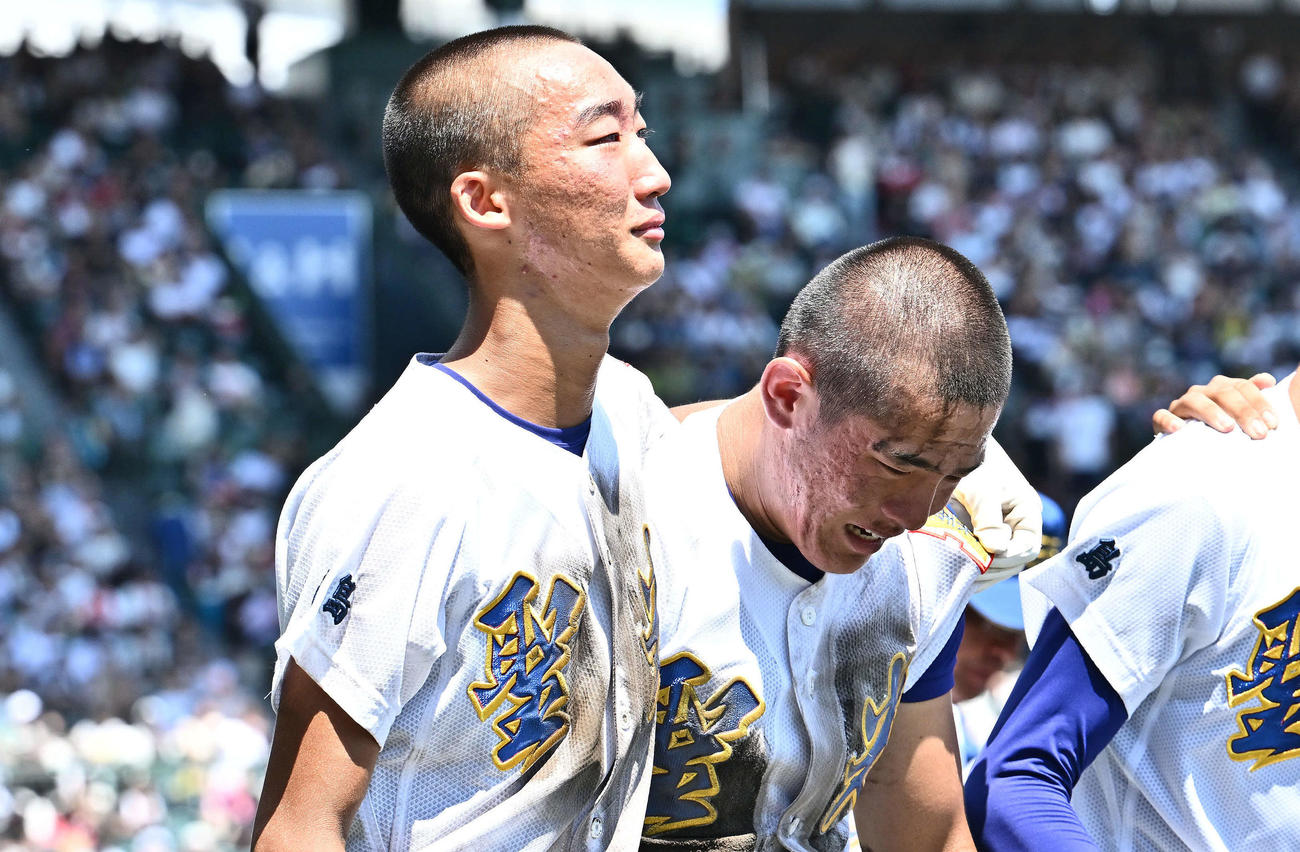 鶴岡東対聖光学院　試合後、涙を流す聖光学院・佐山（左）と青柳（撮影・滝沢徹郎）