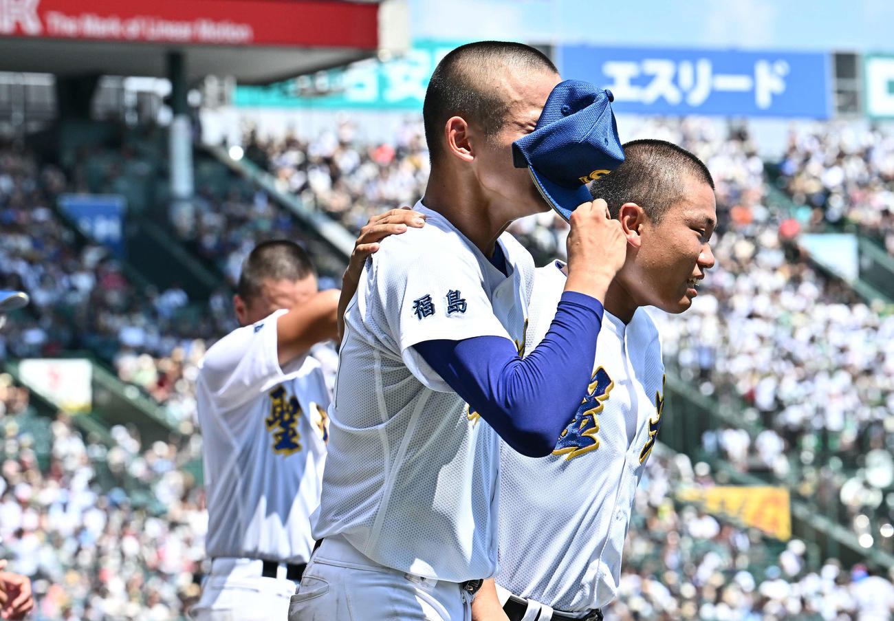 鶴岡東対聖光学院　試合後、涙を流す聖光学院・高野（手前）（撮影・滝沢徹郎）