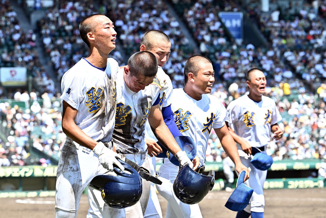 鶴岡東対聖光学院　初戦敗退し涙を流す聖光学院の選手たち（撮影・滝沢徹郎）