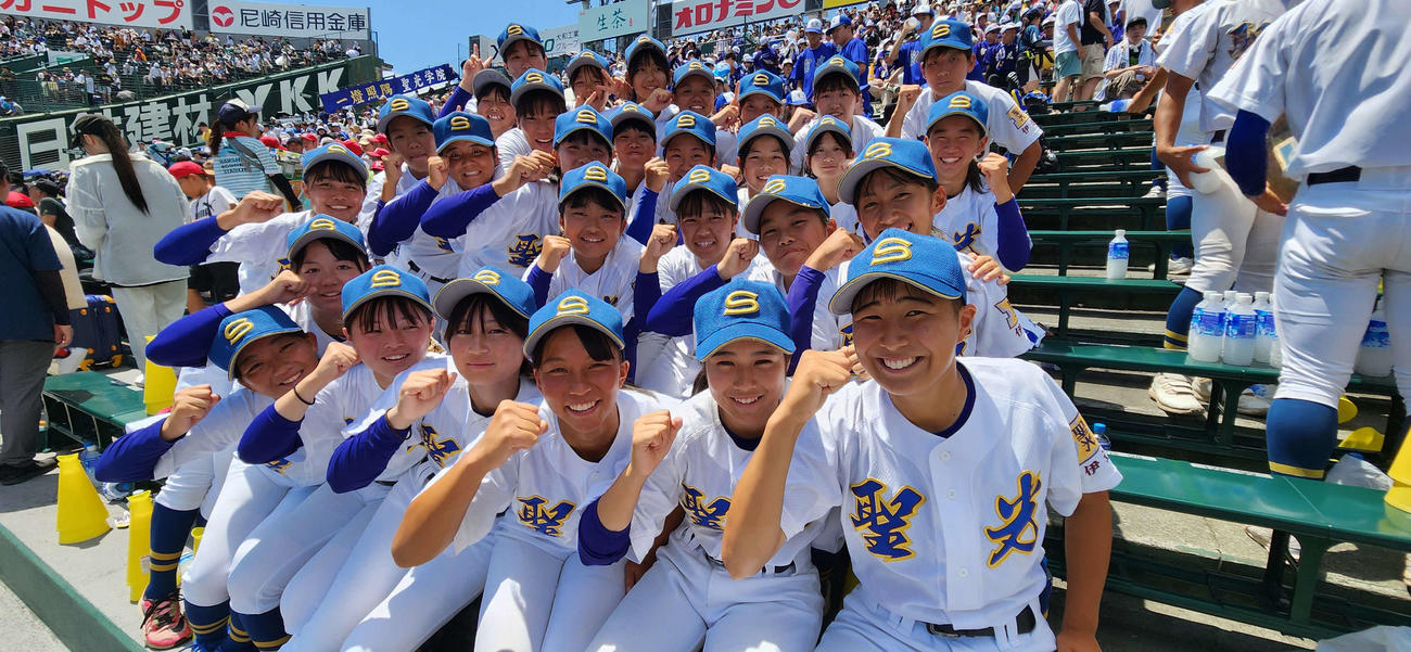 アルプスから大きな声援を送った、聖光学院女子硬式野球部の選手たち（撮影・保坂淑子）