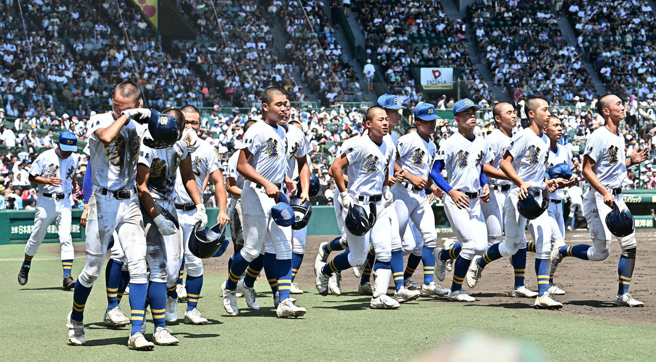 鶴岡東対聖光学院　初戦敗退し涙を流す聖光学院の選手たち（撮影・滝沢徹郎）