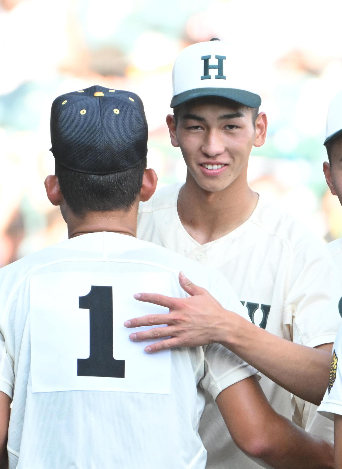 大社対報徳学園　試合終了後に大社・馬庭（左）と健闘をたたえ合う報徳学園・今朝丸（撮影・石井愛子）
