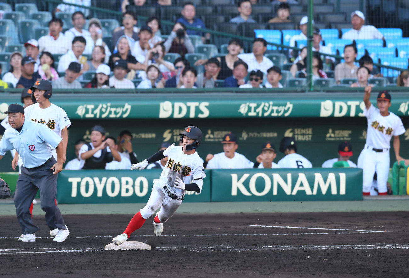 白樺学園対創成館　3回裏創成館1死、右前打を放ち一塁を蹴る山口（撮影・藤尾明華）