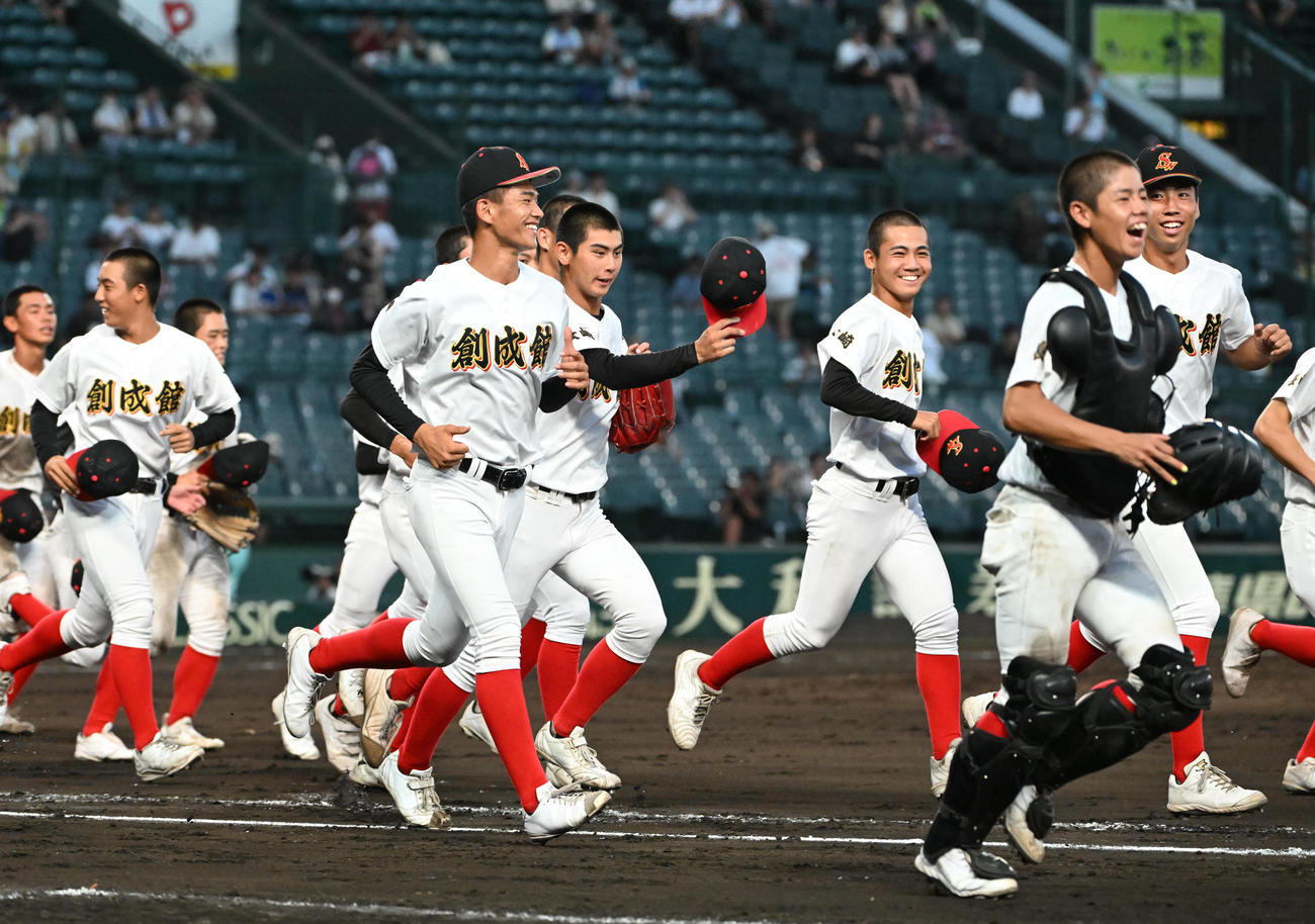 白樺学園対創成館　白樺学園に勝利し笑顔でアルプス席に向かって駆けだす創成館ナイン（撮影・石井愛子）