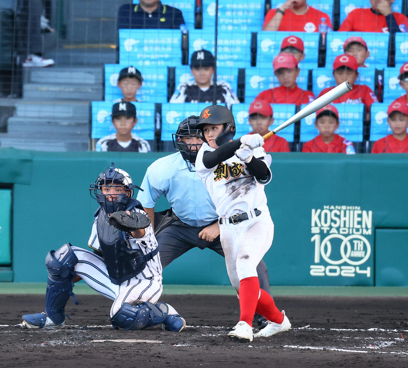 白樺学園対創成館　3回裏創成館1死、山口は右前打を放ち、右翼手の後逸で三塁へ（撮影・藤尾明華）