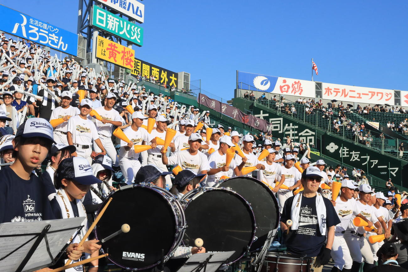 三塁側アルプスの白樺学園応援団（撮影・保坂果那）