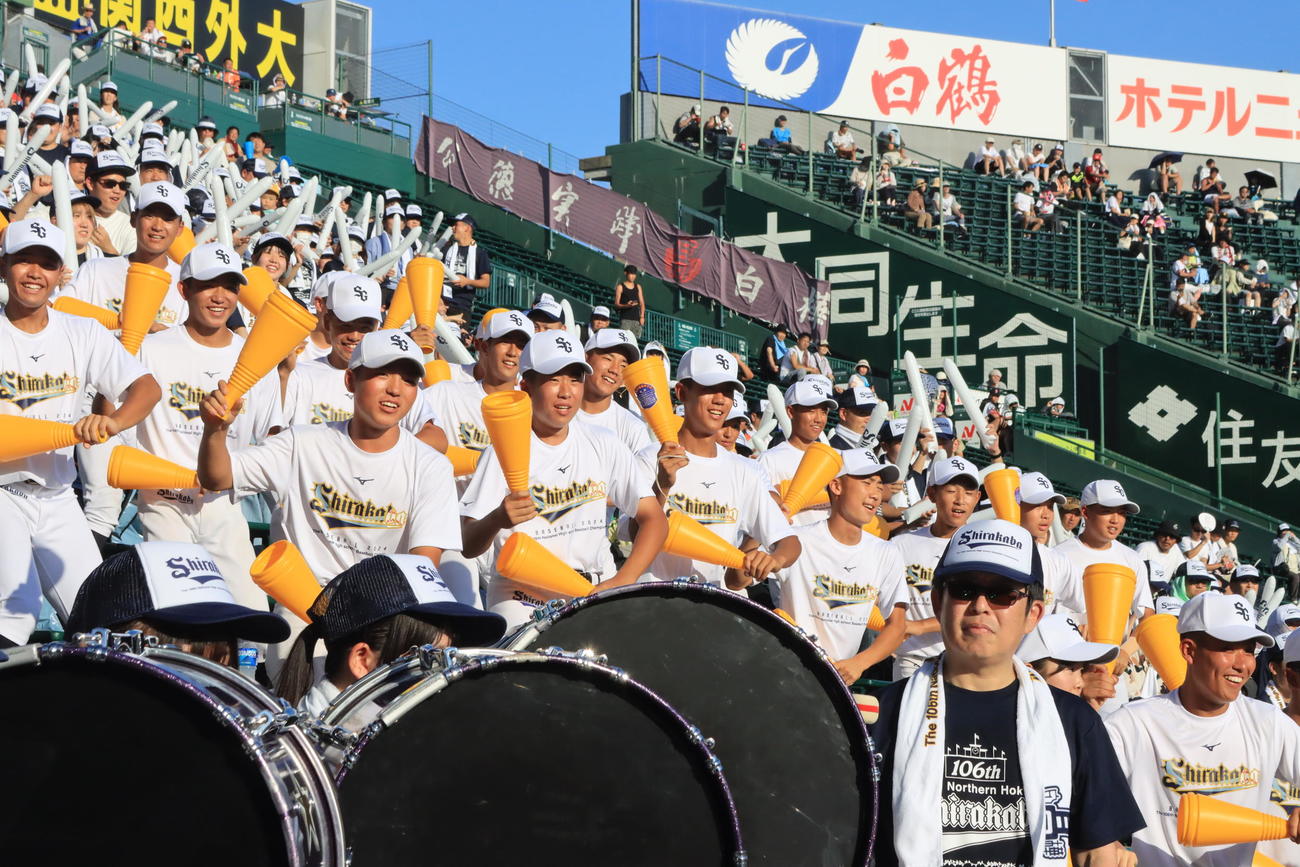 三塁側アルプスの白樺学園応援団（撮影・保坂果那）