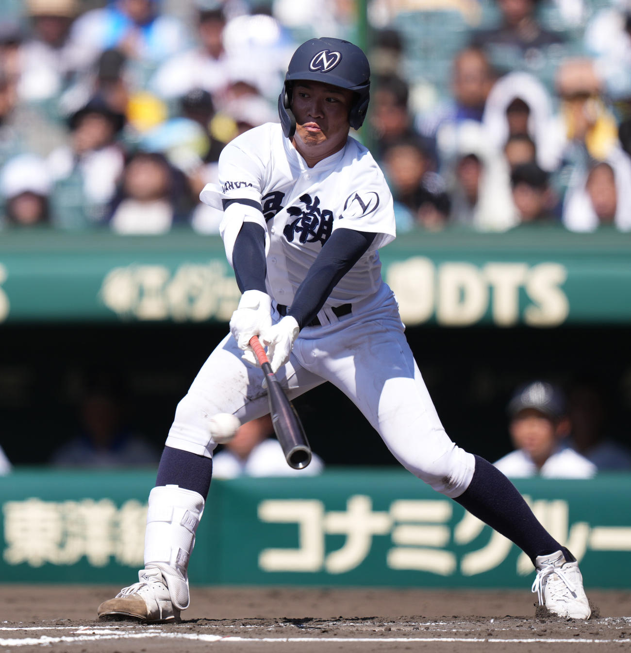 早実対鳴門渦潮　6回裏鳴門渦潮1死二塁、中前適時打を放つ岡田（撮影・鈴木みどり）