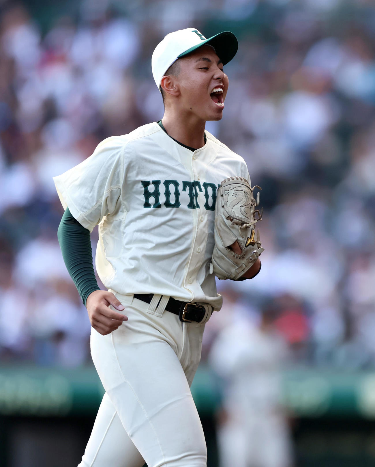 大社対報徳学園　7回途中、報徳学園・今朝丸から継投した間木は後続を抑えさけぶ（撮影・上山淳一）