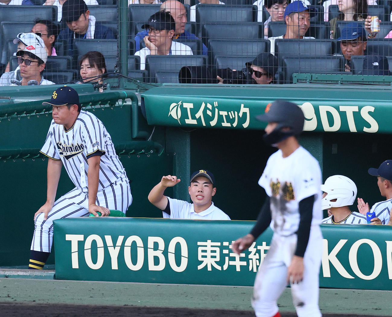 白樺学園対創成館　ベンチから声を出す白樺学園の記録員久保翔馬さん（左から2人目）（撮影・藤尾明華）
