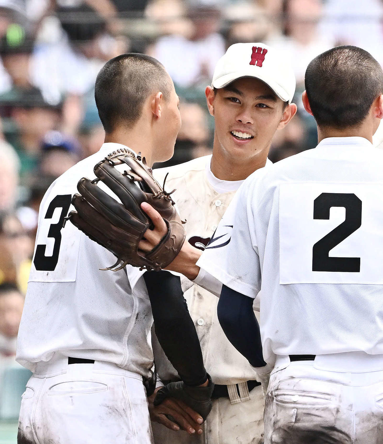 早実対鳴門渦潮　試合後、早実・宇野（後方）は鳴門渦潮・端村と健闘をたたえ合う（撮影・滝沢徹郎）