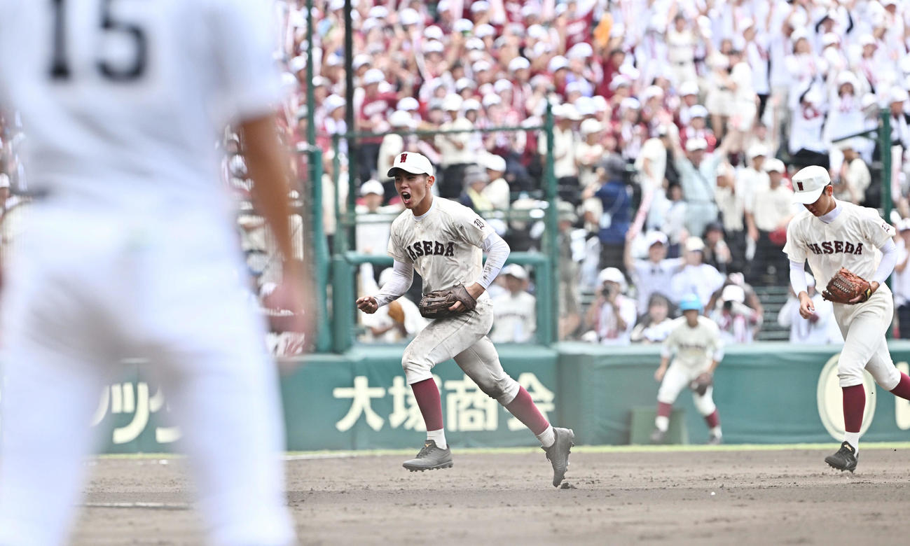 早実対鳴門渦潮　勝利しガッツポーズする早実・宇野（中央）（撮影・滝沢徹郎）