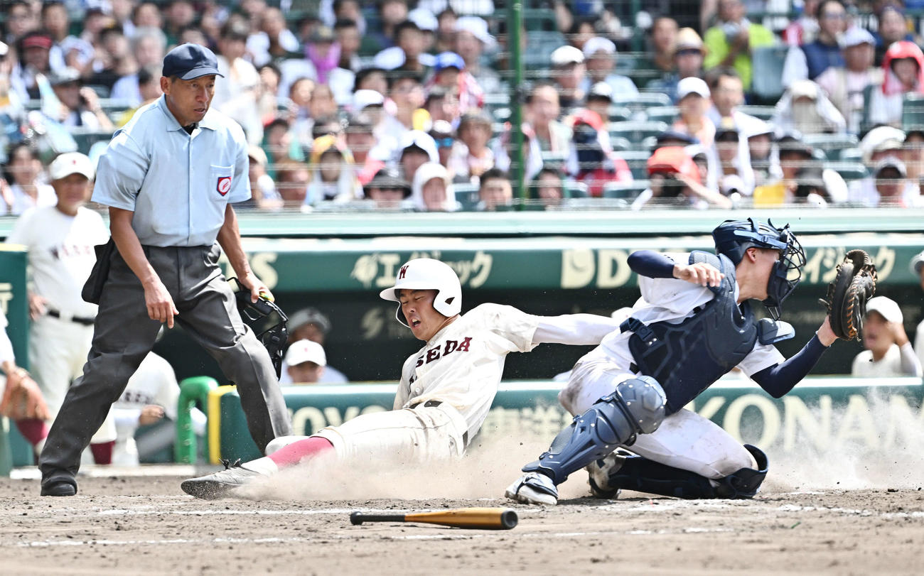 早実対鳴門渦潮　8回表早実2死二塁、高崎の適時内野安打で生還する宇野（中央）。捕手藤原（撮影・滝沢徹郎）