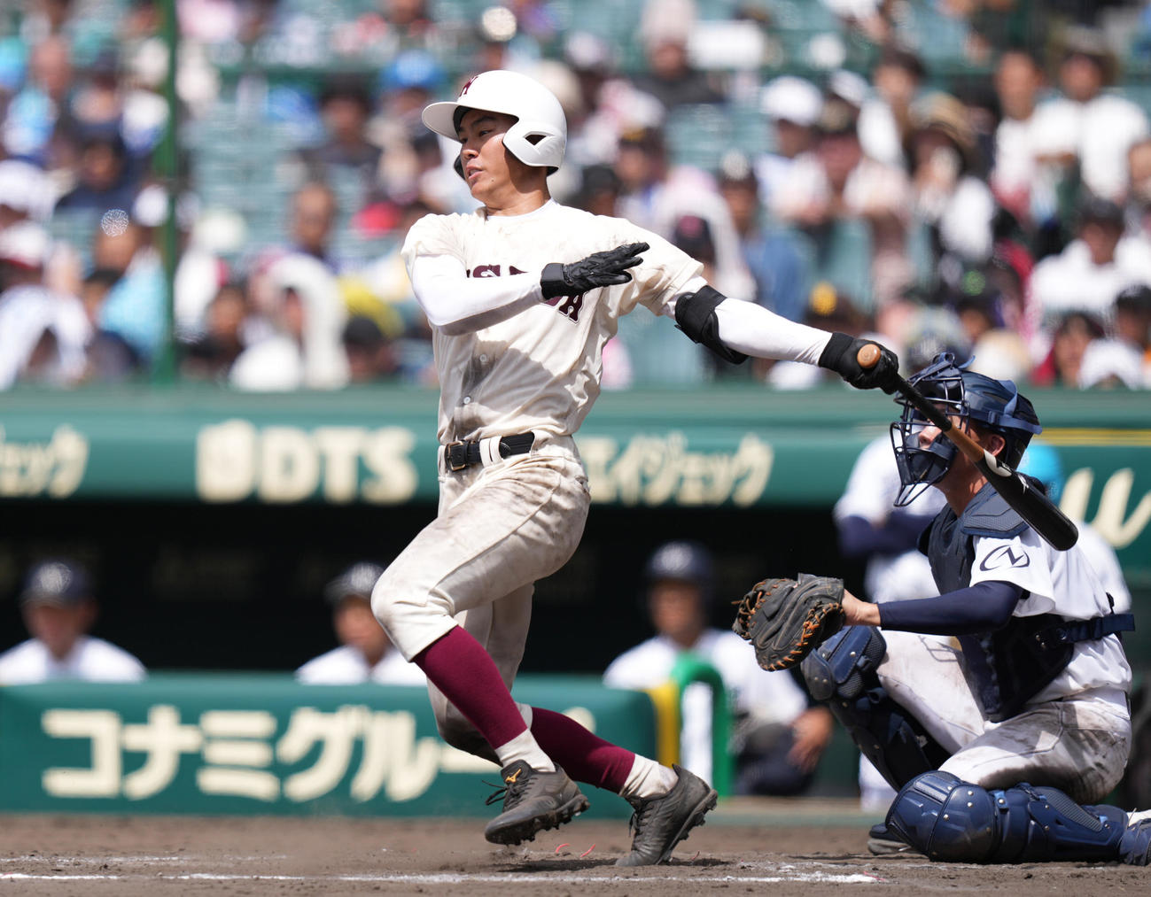 早実対鳴門渦潮　8回表早実2死、左前打を放つ宇野（撮影・鈴木みどり）