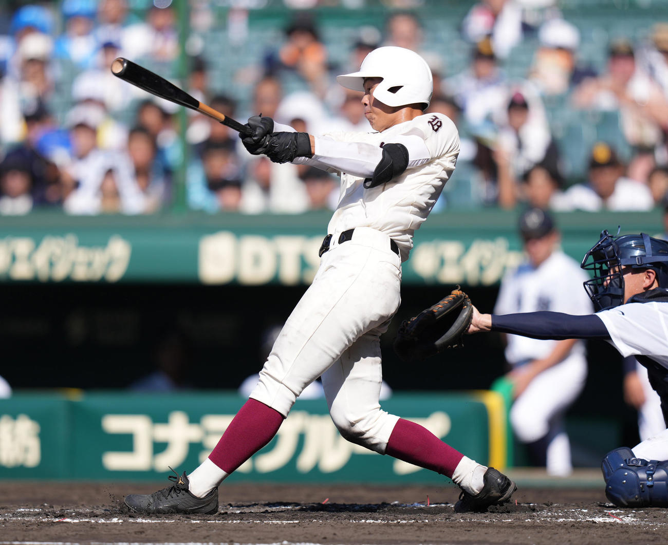 早実対鳴門渦潮　2回表早実2死満塁、走者一掃の左適時二塁打を放つ宇野（撮影・鈴木みどり）