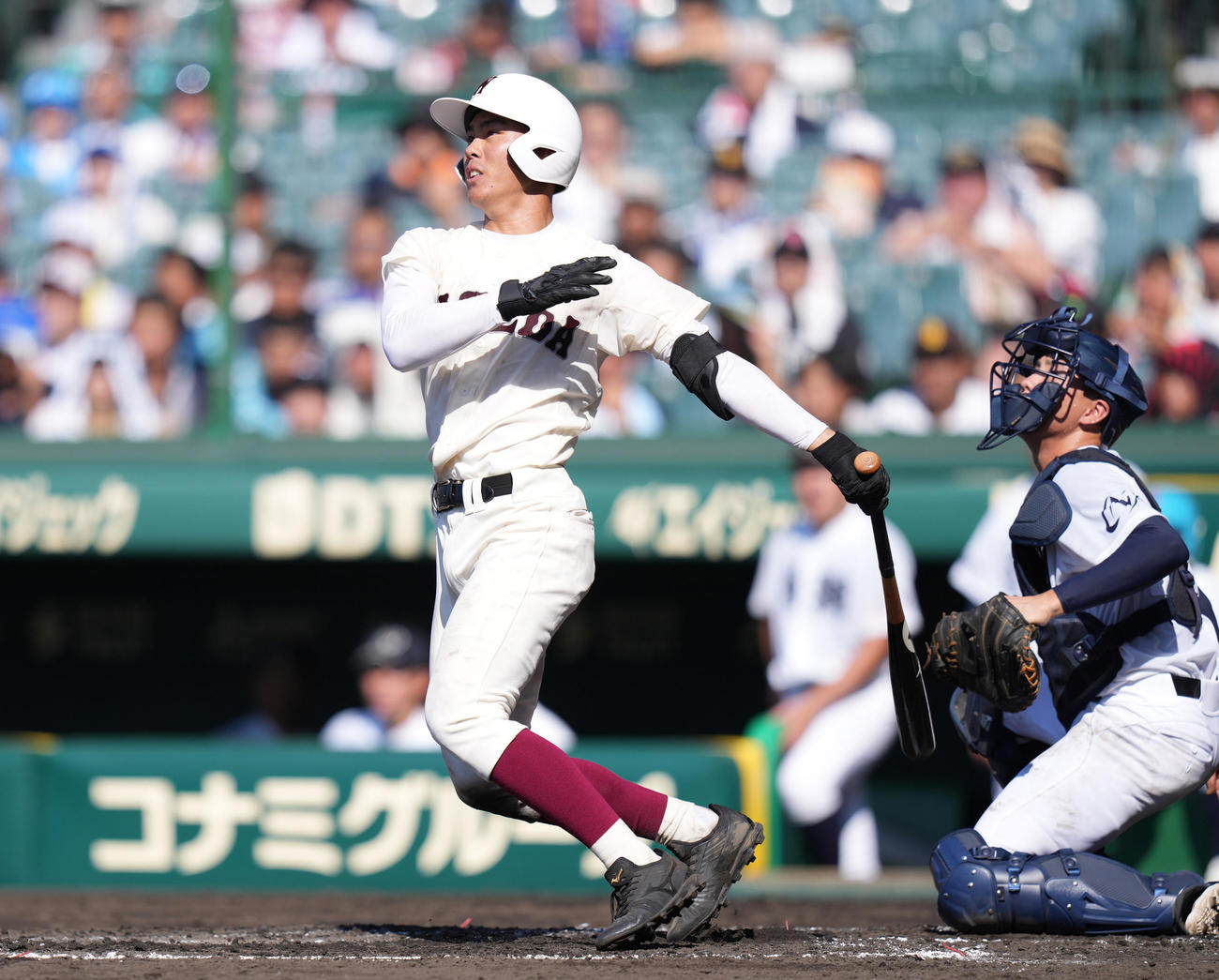 早実対鳴門渦潮　2回表早実2死満塁、走者一掃の左適時二塁打を放つ宇野（撮影・鈴木みどり）