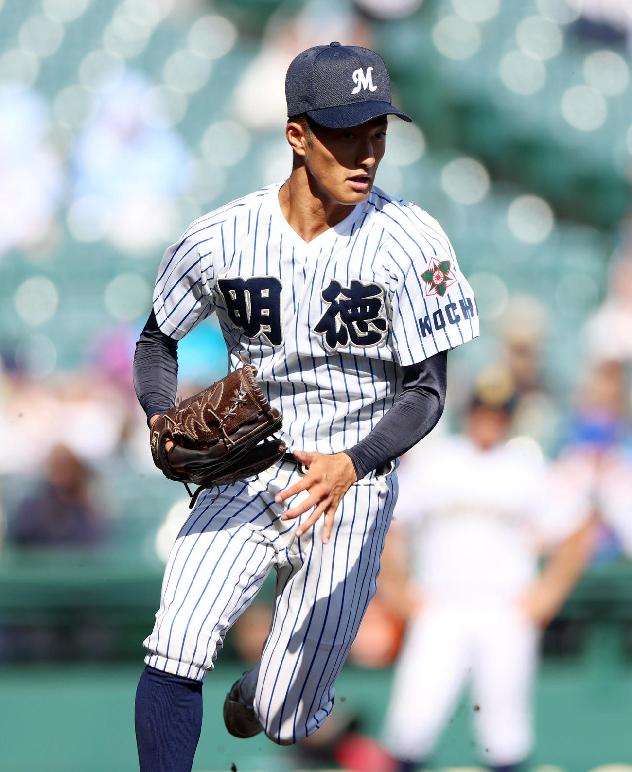 鳥取城北対明徳義塾　6回表鳥取城北1死、投手・池崎は谷口の一ゴロで一塁へカバーに入る（撮影・上山淳一）