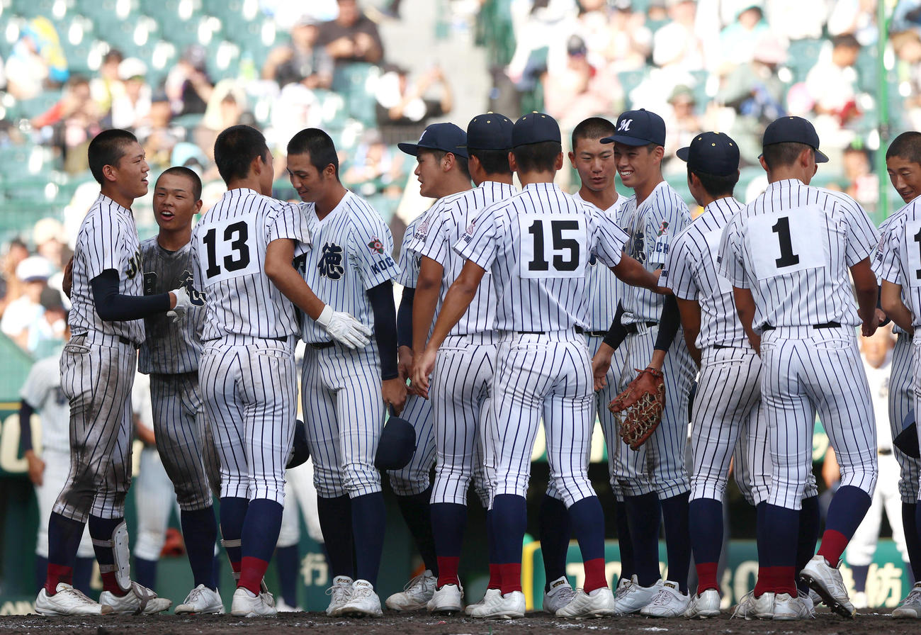 鳥取城北対明徳義塾　試合後、互いの健闘をたたえ合う明徳義塾と鳥取城北の選手ら（撮影・上山淳一）